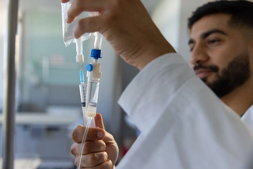 доктор с капельницей для детоксикации от алкоголя